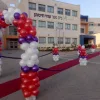 קשת בלונים אדום סגול ולבן